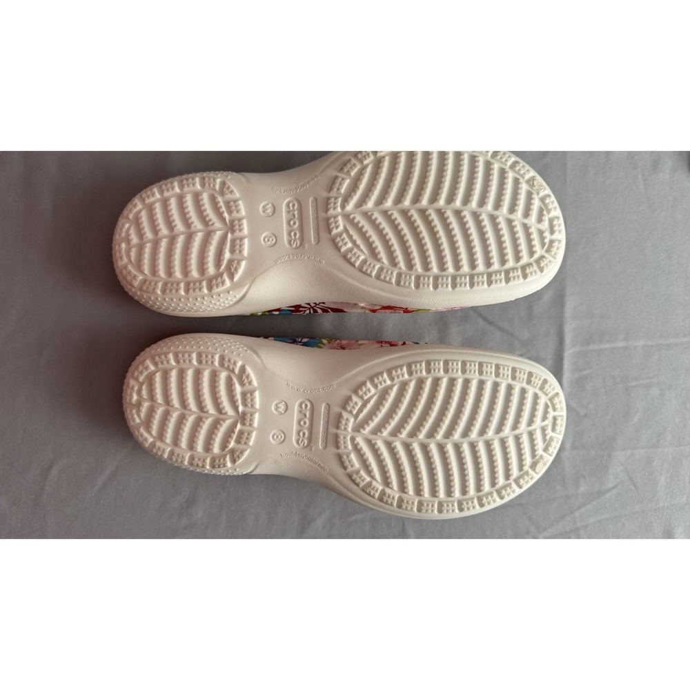 Women's Tropical/Poppy Pattern Crocs In A Size 8 Lightweight Comfortable EUC - Picture 4 of 4